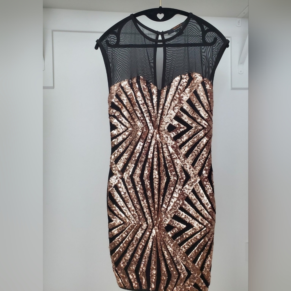 Black and Gold forever 21 fitted sequin dress in Medium